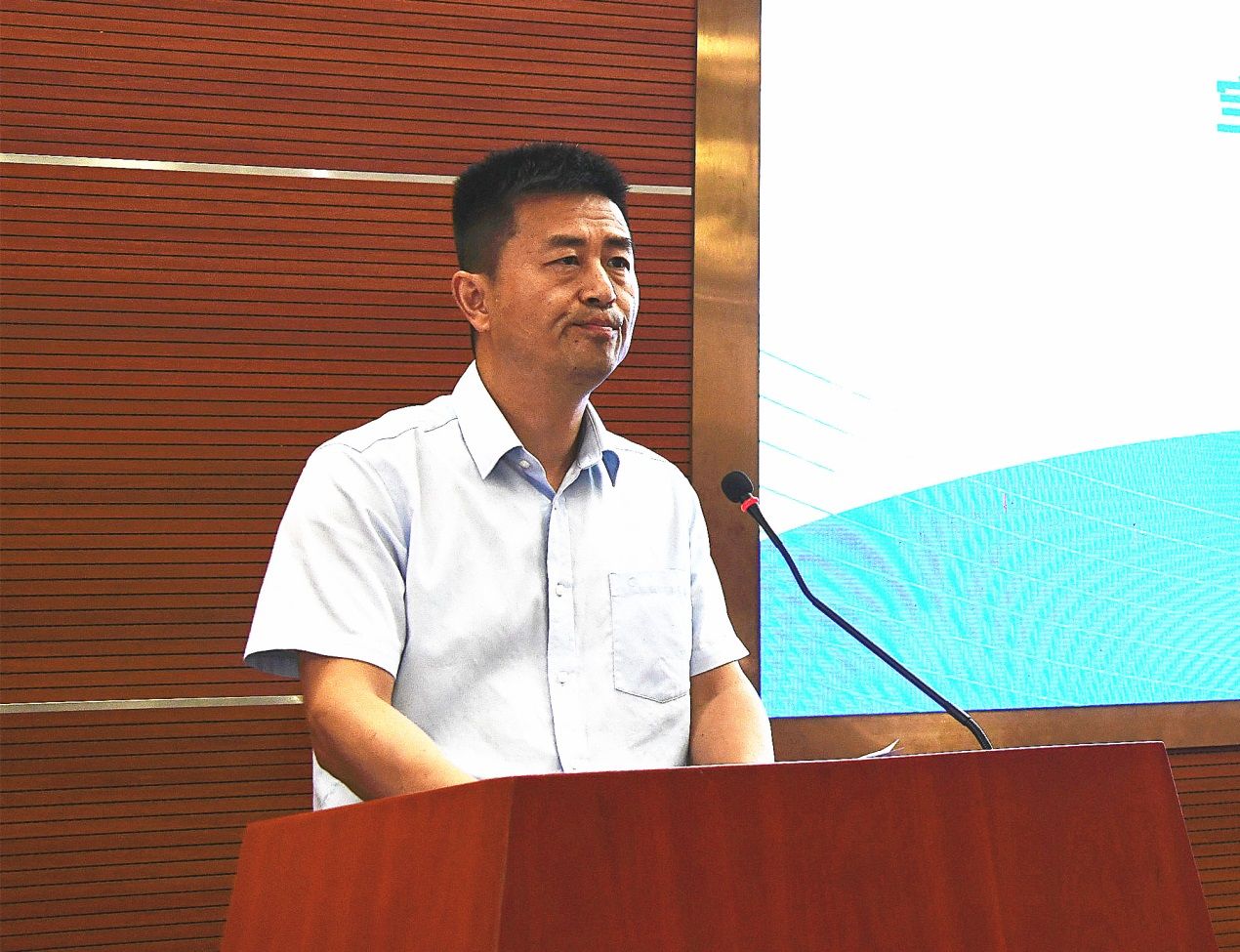 说明: E:\10——新闻稿件\2025年\7——英国上市公司365附属疾病预防控制中心（市卫生监督所）揭牌仪式\林浩书记_副本.jpg