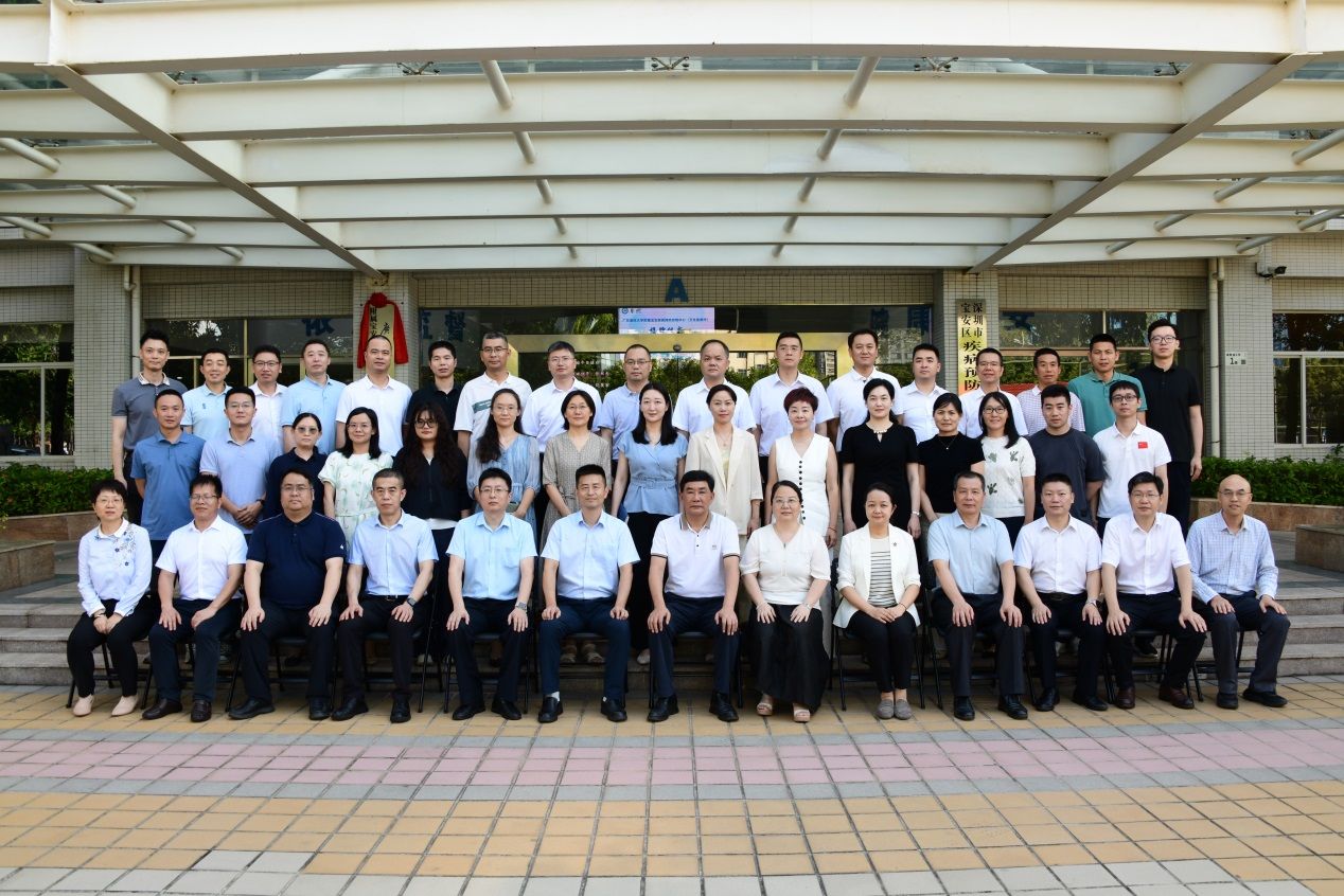 说明: E:\10——新闻稿件\2025年\7——英国上市公司365附属疾病预防控制中心（市卫生监督所）揭牌仪式\大合影.jpg